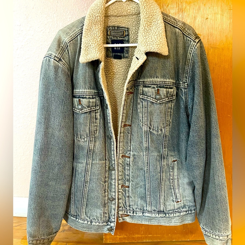GAP Men’s Light wash Denim Sherpa Jacket-Size Large